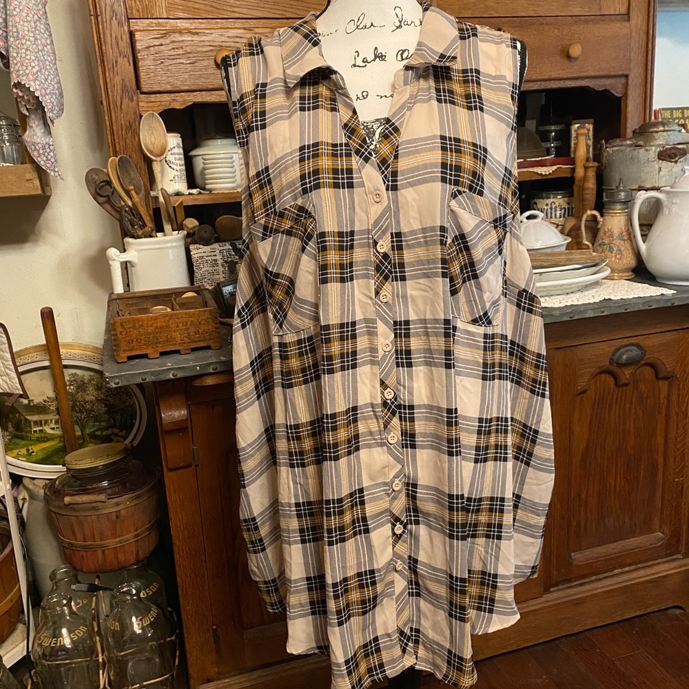 Torrid sleeveless plaid shirt size 6